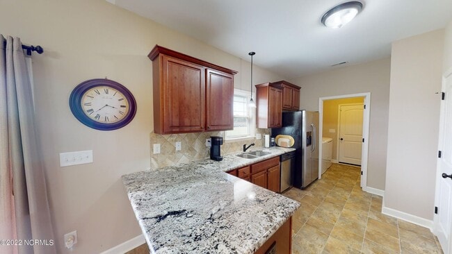 Building Photo - CHARMING ROSEWOOD HOME! 3 BR 2 BA w/ FENCE...