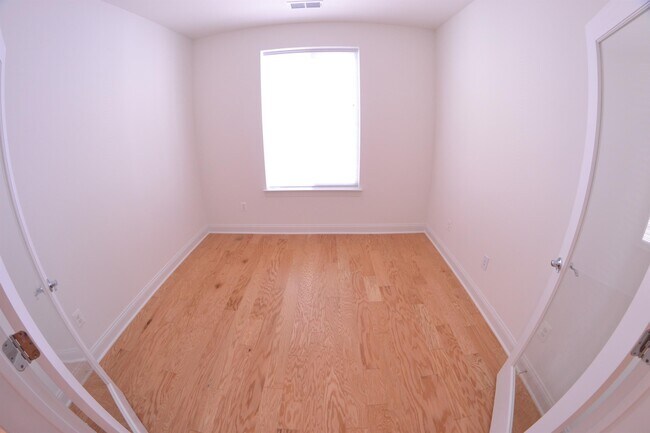 Building Photo - 118 Milkweed Dr