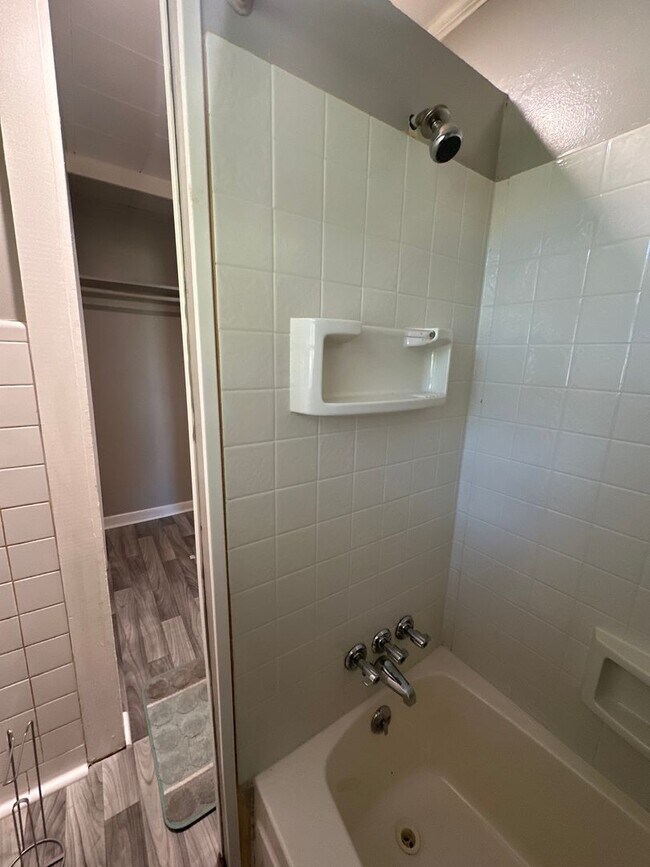 Building Photo - 2 Bed House w/ Wooden floors, Large Front porch, Central HVAC & Huge yard!