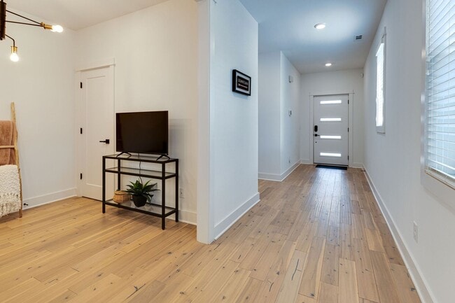 Building Photo - Great modern HPR with garage and view of the river!