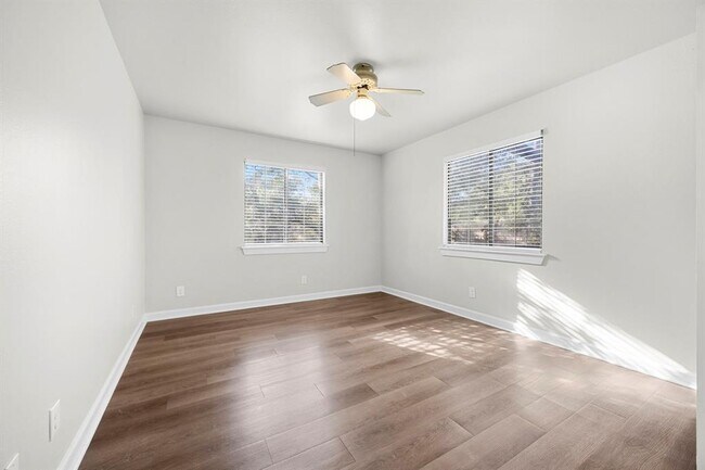 Building Photo - 208 S Cougar Ave