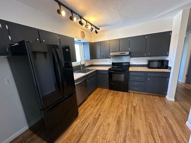 Building Photo - South Boulder Gem: 3 Bed, 2 Bath with Stunning Flatiron Views & Hardwood Flooring throughout!