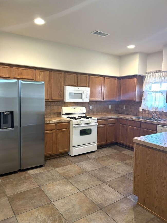 Building Photo - 1 MO. FREE RENT WITH 2 YR. LEASE!  Bright Tierra Contenta Retreat