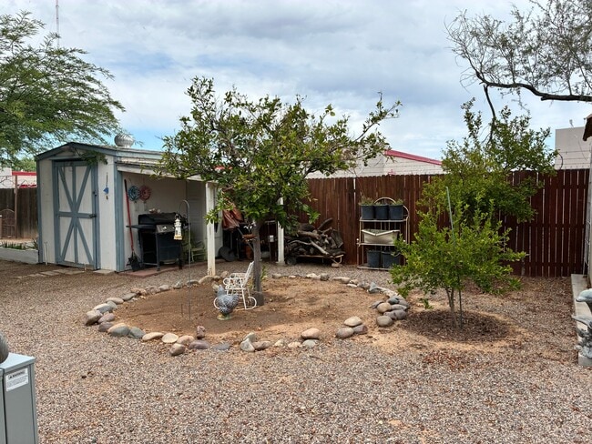 Building Photo - 526 W Pelaar Dr
