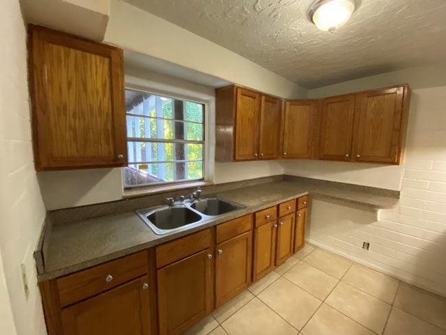 Building Photo - 977 Flomich St