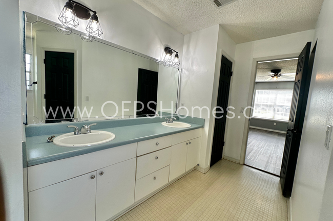 Building Photo - Charming Home on a Cul-de-Sac