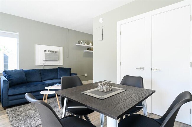 Building Photo - 1020 N Victoria Park Rd