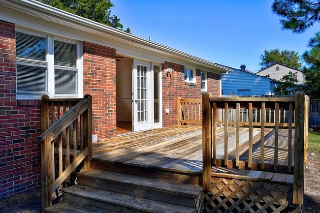 Building Photo - 3 BDRM / 2.5 BATH with FENCED BACKYARD - WINDSOR WOODS!