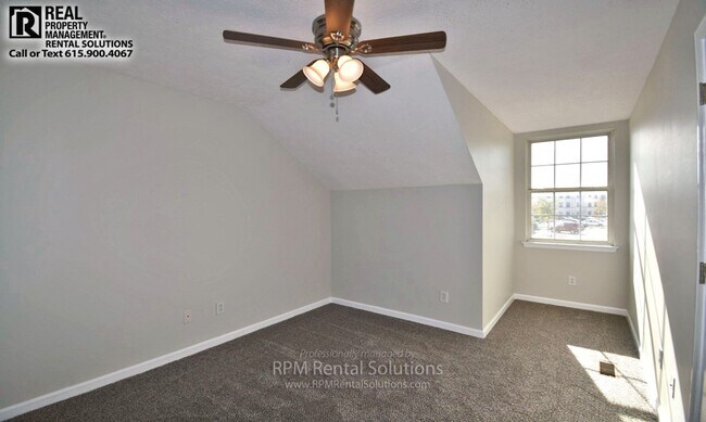 Building Photo - Wonderful 3BR/2BA duplex 1 minute from MTSU!