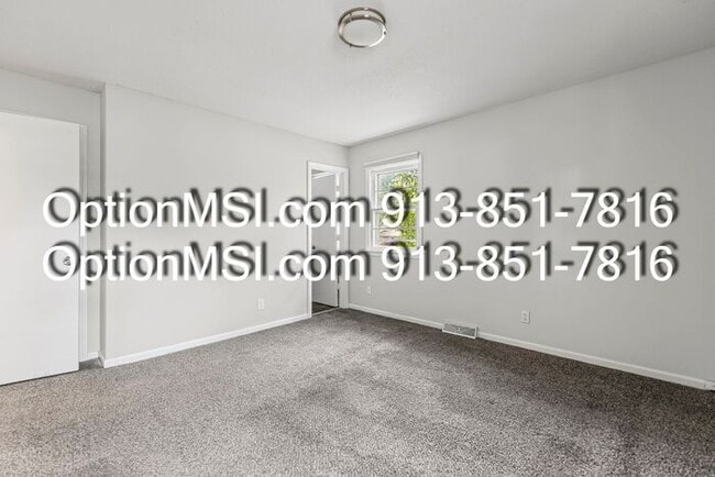 Building Photo - Very Spacious! SMSD!