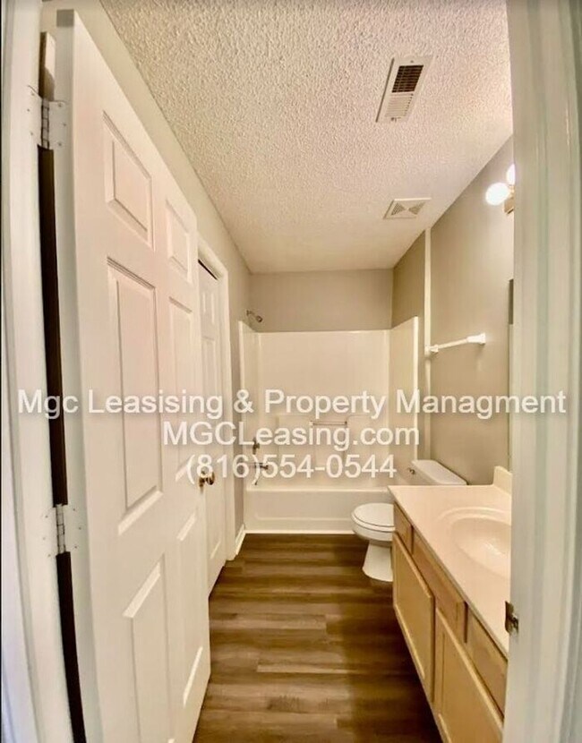 Building Photo - Big Beautiful Townhome in Lee's Summit!