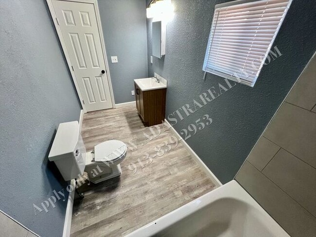 Building Photo - Cozy 4 Bed 2 Bath Home in KCK-Available NOW!!