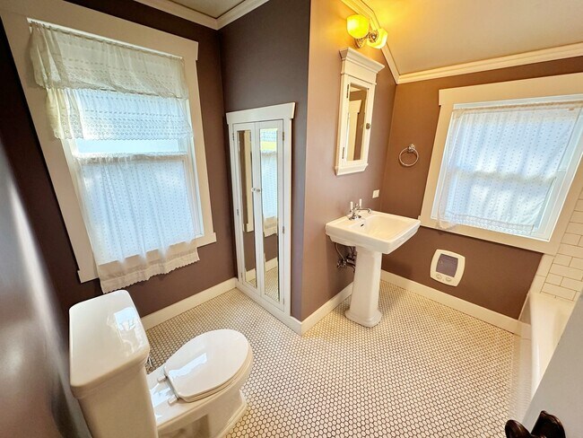 Building Photo - Stunning 3 Bedroom with Fully Fenced Yard ...