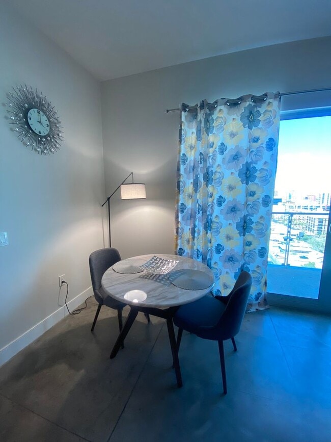Building Photo - Stunning Fully Furnished Loft with Breatht...
