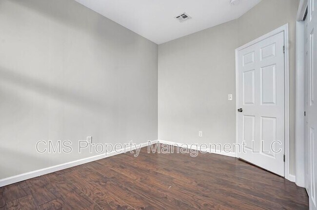 Building Photo - 142-144 Seymour Ave