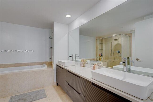 Building Photo - 475 Brickell Ave