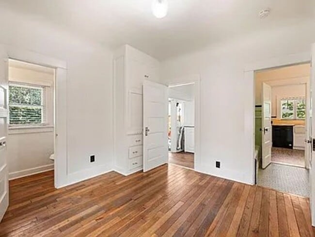 Building Photo - Beautiful vintage home