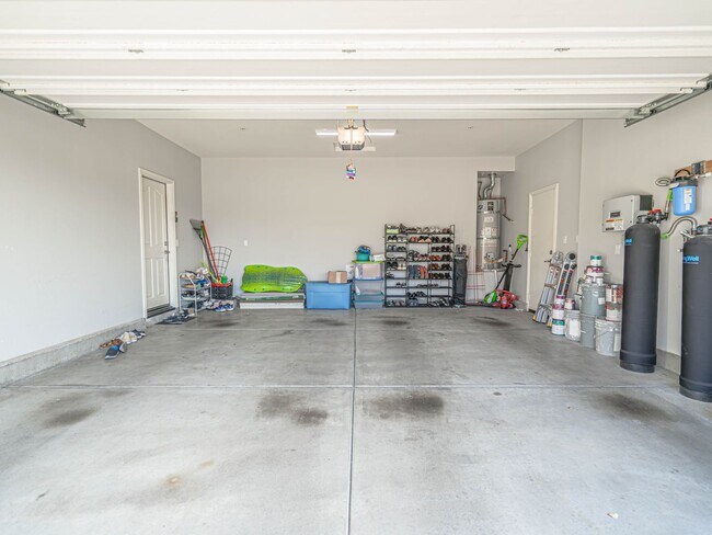 Building Photo - Beautiful 5-Bedroom Home with Outdoor Entertainer's Area in Valencia!