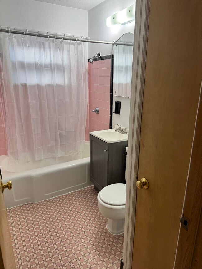 Building Photo - 6643 W Lisbon Ave