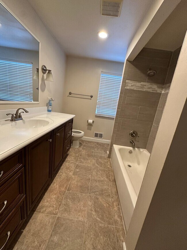 Building Photo - 2184 Cumberland Dr