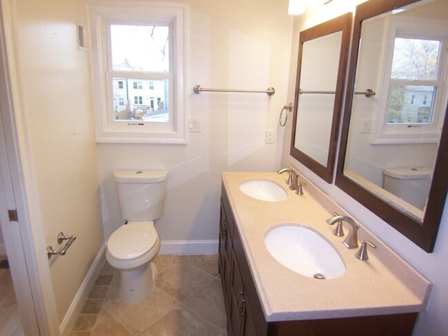 Building Photo - Large 3BR/2.5BA with yard and parking H St...