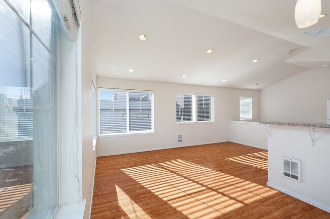 Building Photo - 1213 Townhomes