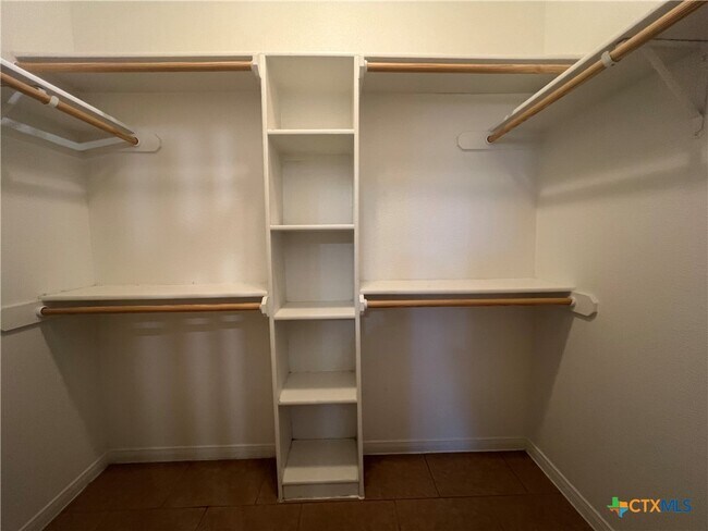 Building Photo - 1401 Loyal Ln