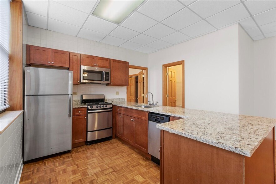 Building Photo - 620 W Belmont Ave
