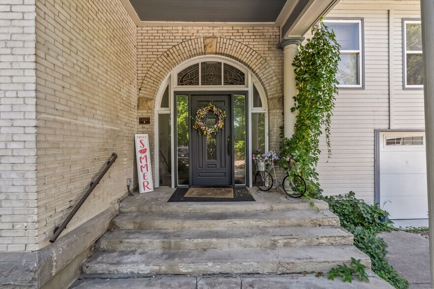 Locked Entryway - 2971 Mumbarto Ave
