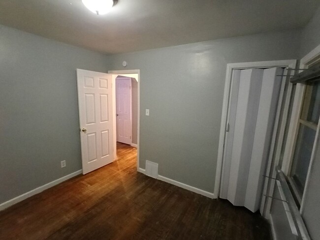 Building Photo - 3 bedroom 1 bath bungalow now available! -...