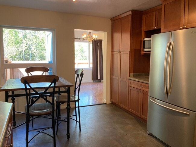 Building Photo - Beautifully kept (3) Bed, (2.5) Bath in Ea...