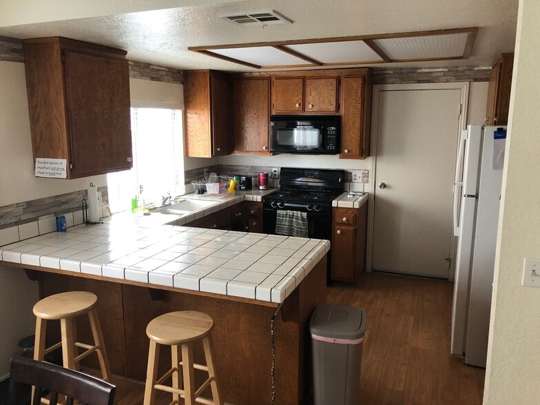 Building Photo - 609 E Ave J 10