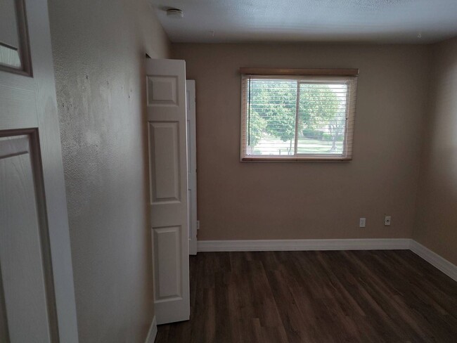 Building Photo - 3 Bedroom - 2  Bedroom - 1656 Sq. Ft - Cas...