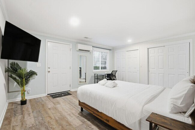 Building Photo - 7417 Shadowlake Dr