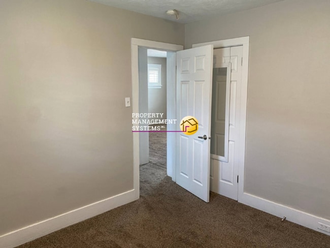 Building Photo - 2 Bedroom Salt Lake Duplex - All Utilities Included!