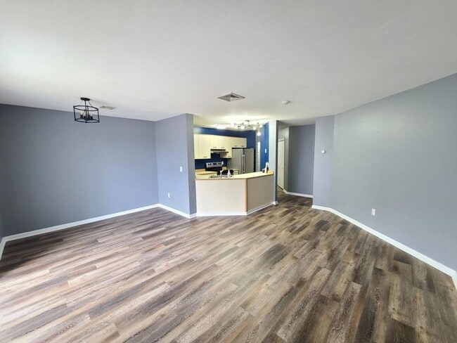 Building Photo - 2 Bed, 1 Bath, 1st Floor Unit