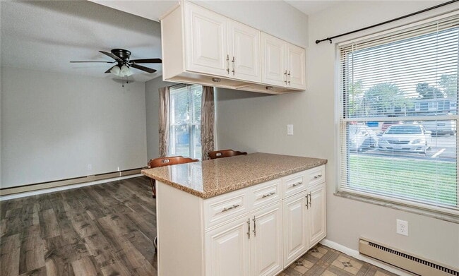 Building Photo - Bright & Spacious Unit with Natural Light