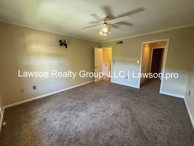Building Photo - Two Bedroom Condo w/ Updated Kitchen in Hunting Hills