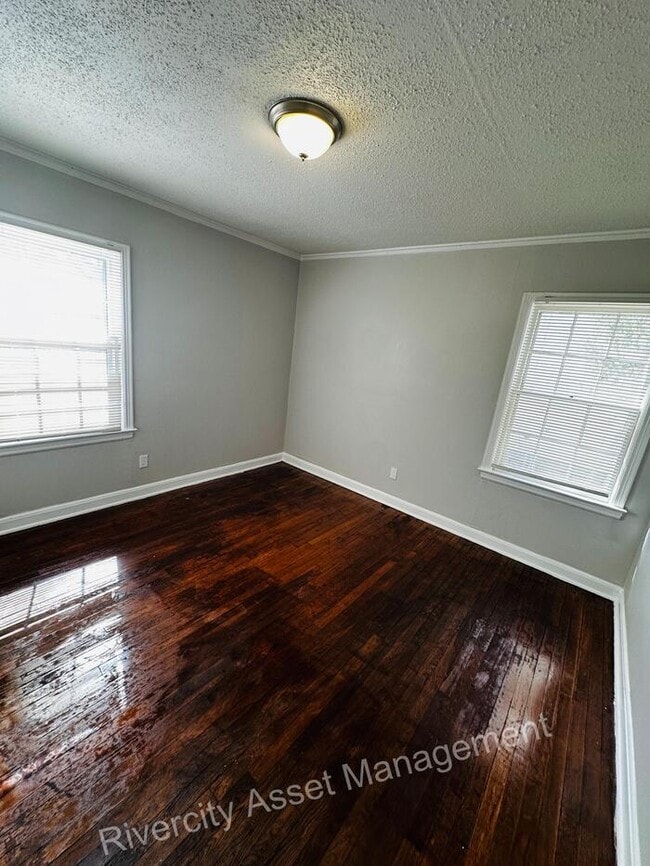 Building Photo - Renovated Charmer with Large Kitchen, Cove...