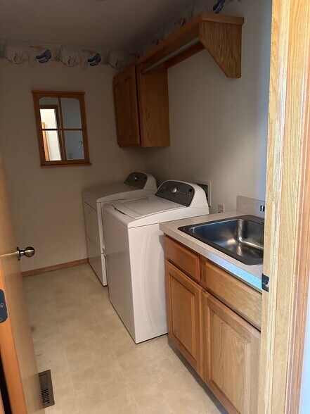 Building Photo - 200 Sienna Dr