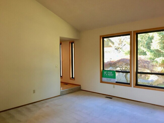 Building Photo - Beautiful 4 Bedroom near Microsoft Availab...