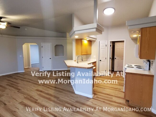 Building Photo - 521 S Valley Dr