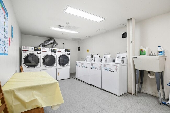 Building Photo - 821 Bergen Ave