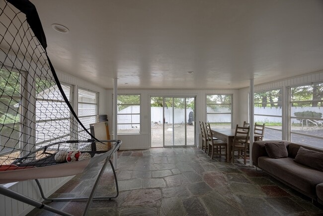 Building Photo - 6 Peachtree Ln