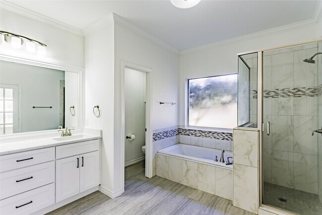 Building Photo - 1306 Lakeside Dr