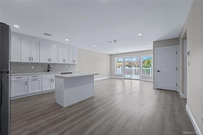 Building Photo - 110 School St