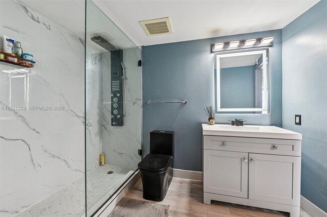 Building Photo - 1750 N Bayshore Dr