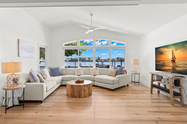 Building Photo - 819 Bay Esplanade
