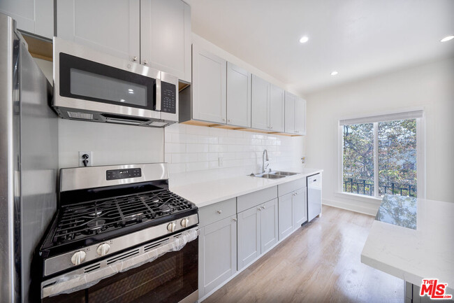 Building Photo - 132 S Kenmore Ave