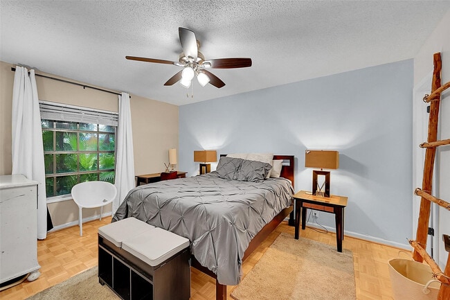 Building Photo - 2200 NE 66th St